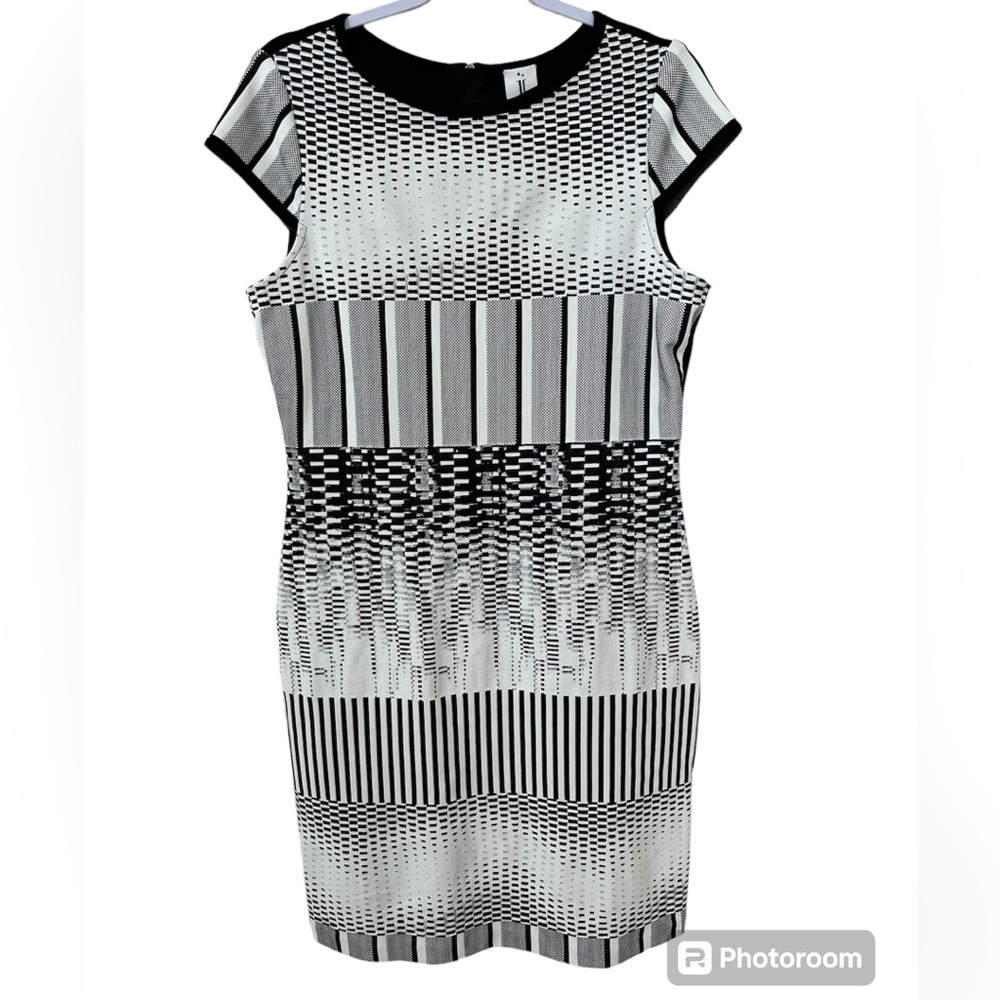 Julia Jordan black-and-white dress with cap sleeves. Size 12.